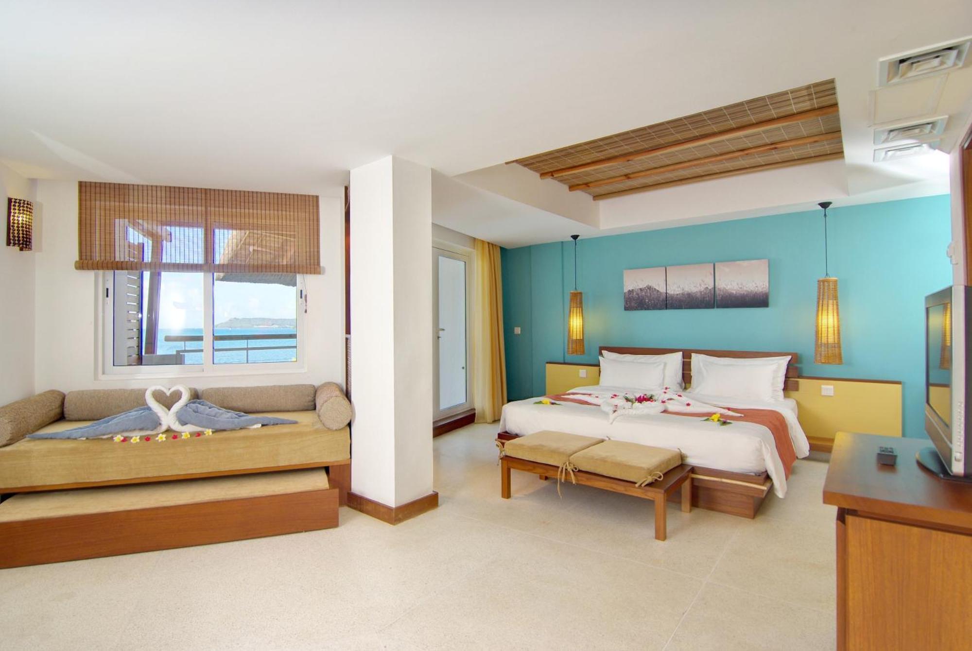Family Room with Sea View (2 Adults + 2 Children),688719333:JPEG